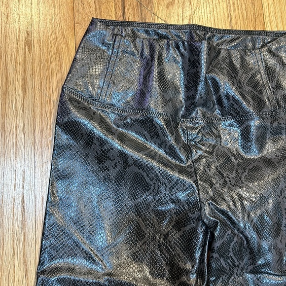 7 FOR ALL MANKIND Snake Printed Faux Leather Legging Pants Grey High Rise - Picture 3 of 11